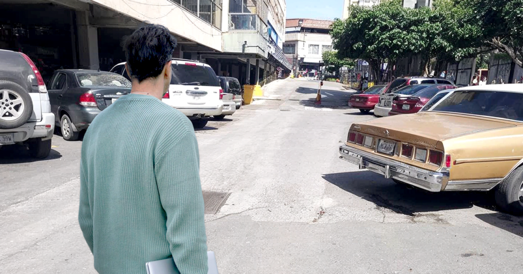 Joven visita el museo de transporte y pasa toda la tarde en el estacionamiento pensando que era la exhibición