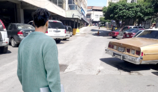 Joven visita el museo de transporte y pasa toda la tarde en el estacionamiento pensando que era la exhibición