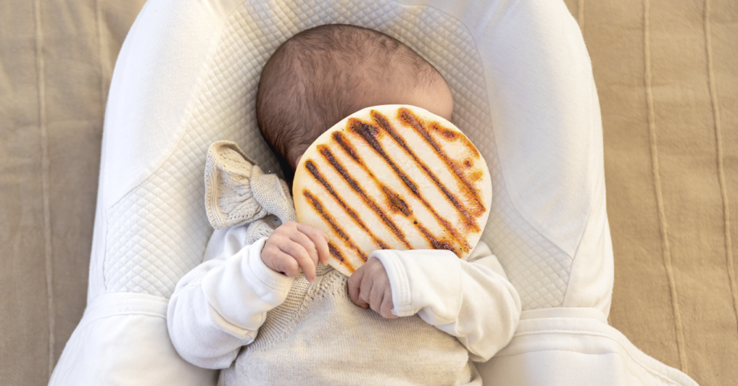 Pareja planea tener un bebé para quitarle la arepa debajo del brazo