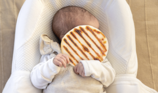Pareja planea tener un bebé para quitarle la arepa debajo del brazo