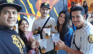 Joven entra a tasca por el 2x1 en cervezas y descubre que también es un estadio de béisbol