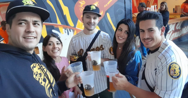 Joven entra a tasca por el 2x1 en cervezas y descubre que también es un estadio de béisbol