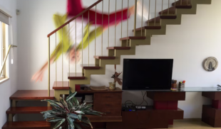 Abuela aprovecha que a la familia le está yendo mejor para lanzarse por la escalera