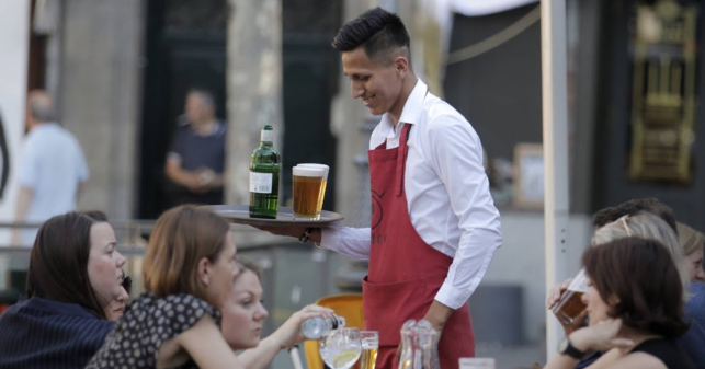 Joven emigra para mandarle remesa a su carro