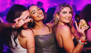 Amigas despechadas se sirven tragos, ponen “Situación” a todo volumen y se olvidan que salieron con chamos de menos de 1.70cm