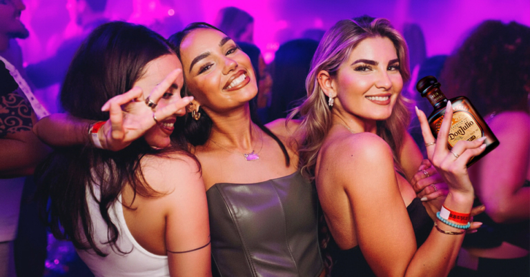 Amigas despechadas se sirven tragos, ponen “Situación” a todo volumen y se olvidan que salieron con chamos de menos de 1.70cm