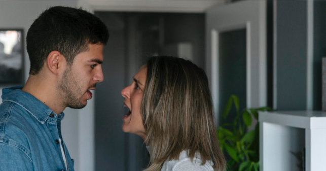 Chama golpea la pared y le grita  a novio que monte las arepas mientras ve el Miss Universo