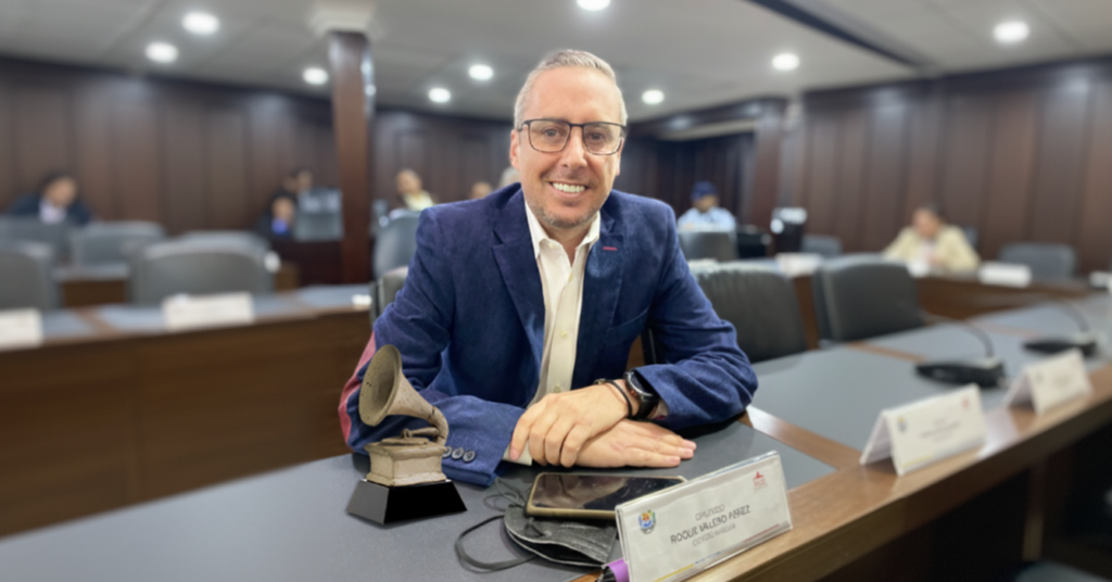 Maduro le hace Latin Grammy de arcilla a Roque Valero