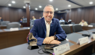 Maduro le hace Latin Grammy de arcilla a Roque Valero