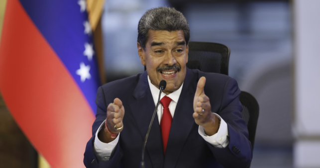 Maduro anuncia que no puede subirle el sueldo a los maestros porque tiene hacer su cumple en el Monumental