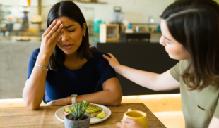 Chama sufre colapso nervioso tras darse cuenta que le dio un mordisco a su tostada con aguacate sin haberla subido a las historias