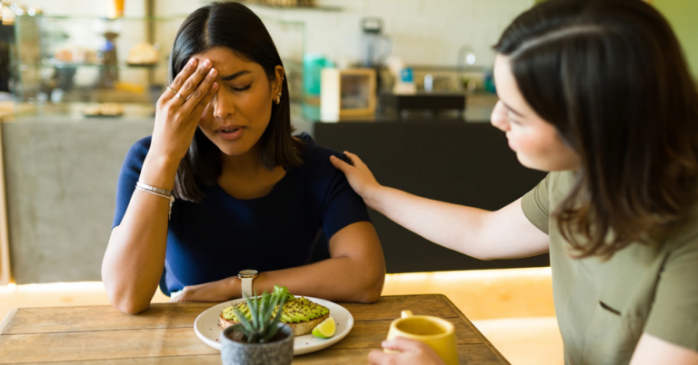 Chama sufre colapso nervioso tras darse cuenta que le dio un mordisco a su tostada con aguacate sin haberla subido a las historias
