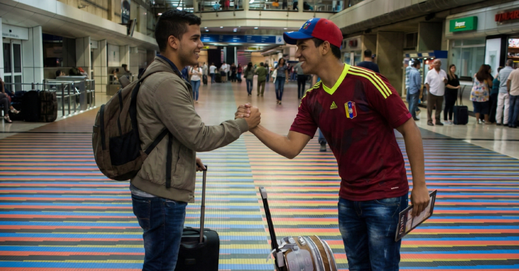 Venezolano emigra para ser tratado como ser humano y se encuentra con venezolano que se regresa para ser tratado como ser humano