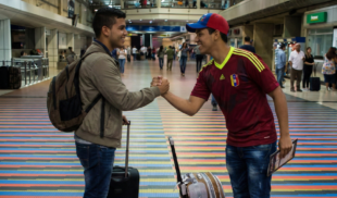 Venezolano emigra para ser tratado como ser humano y se encuentra con venezolano que se regresa para ser tratado como ser humano