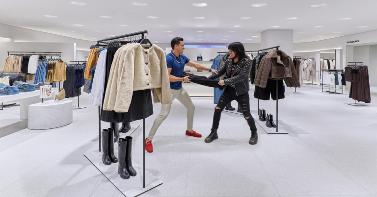 Rockero y toyotero se pelean por últimos pantalones tubito en Zara