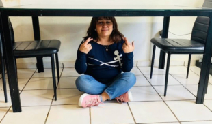 Tía cumple 45 años metida debajo de la mesa esperando un marido