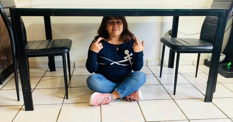 Tía cumple 45 años metida debajo de la mesa esperando un marido