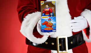 Santa Claus advierte que entregará juguetes de Super Bigote a niños que se porten mal