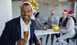 Jefe desgraciado vuelve a regalar merch de la oficina en el Amigo Secreto