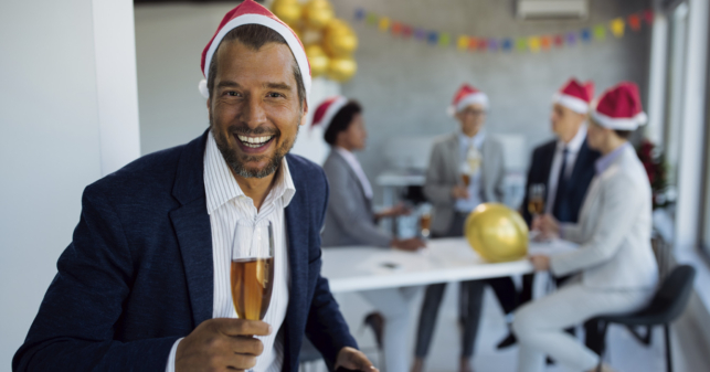 Jefe desgraciado vuelve a regalar merch de la oficina en el Amigo Secreto