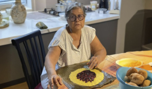 Abuela le mete treinta pasas a la hallaca de nieto que no la llama nunca