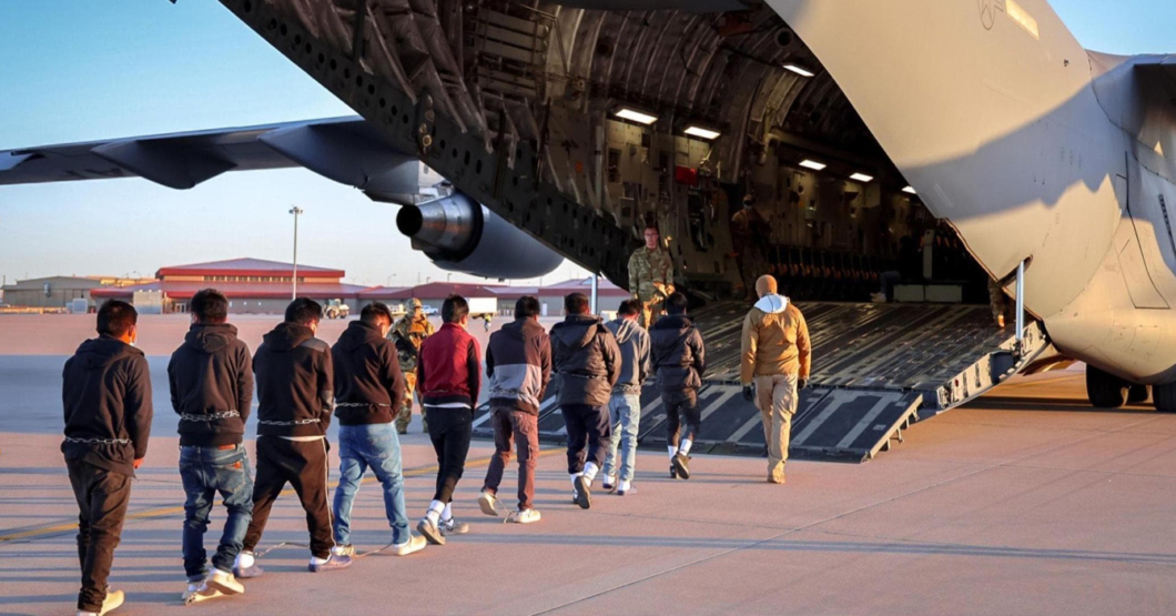 Tía que sacó las maletas a pasear en Miami terminó viajando en avión de ICE