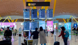 Venezolanos varados en Madrid indecisos si quedarse a vivir en el aeropuerto porque es más barato que Caracas