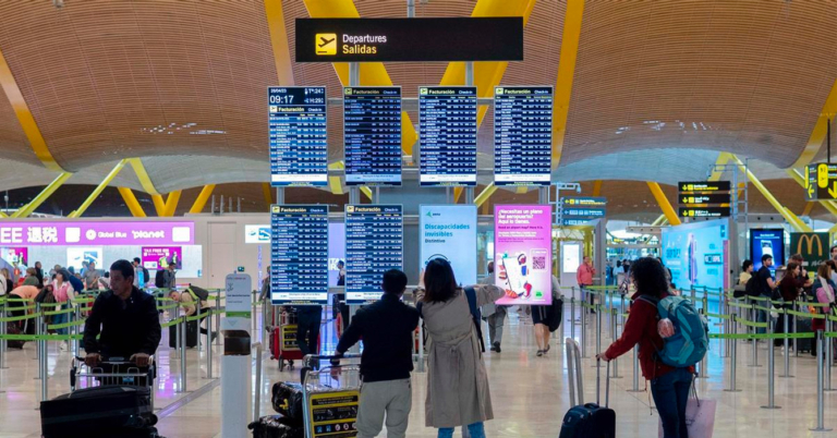 Venezolanos varados en Madrid indecisos si quedarse a vivir en el aeropuerto porque es más barato que Caracas
