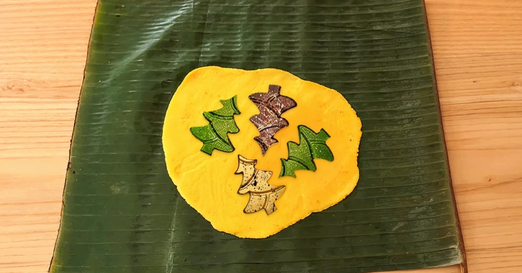 Mamá rellena hallacas con bombones de Cacao Lab para que los niños sí se las coman