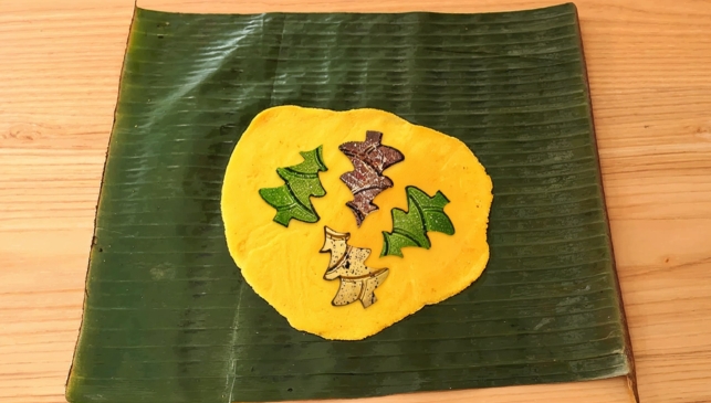 Mamá rellena hallacas con bombones de Cacao Lab para que los niños sí se las coman