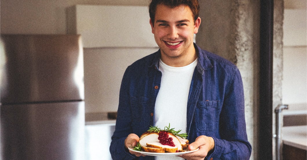 Joven llevará pavo asado con arándanos y hierbas a la cena del 24 porque no le alcanza para el pan de jamón