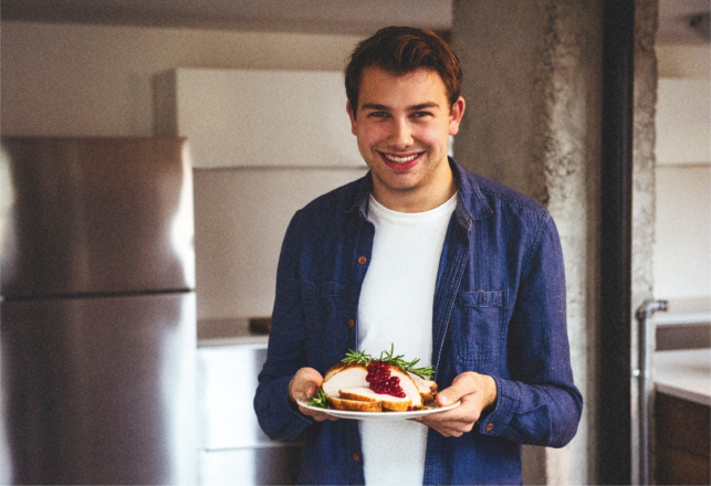 Joven llevará pavo asado con arándanos y hierbas a la cena del 24 porque no le alcanza para el pan de jamón