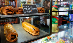 Panadería ofrece servicio de dejarte oler el pan de jamón