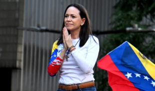 PRIMICIA: María Corina llegó tarde a Oslo porque estaba entregando unos diablitos y cocosettes a unos amigos venezolanos en Berlín