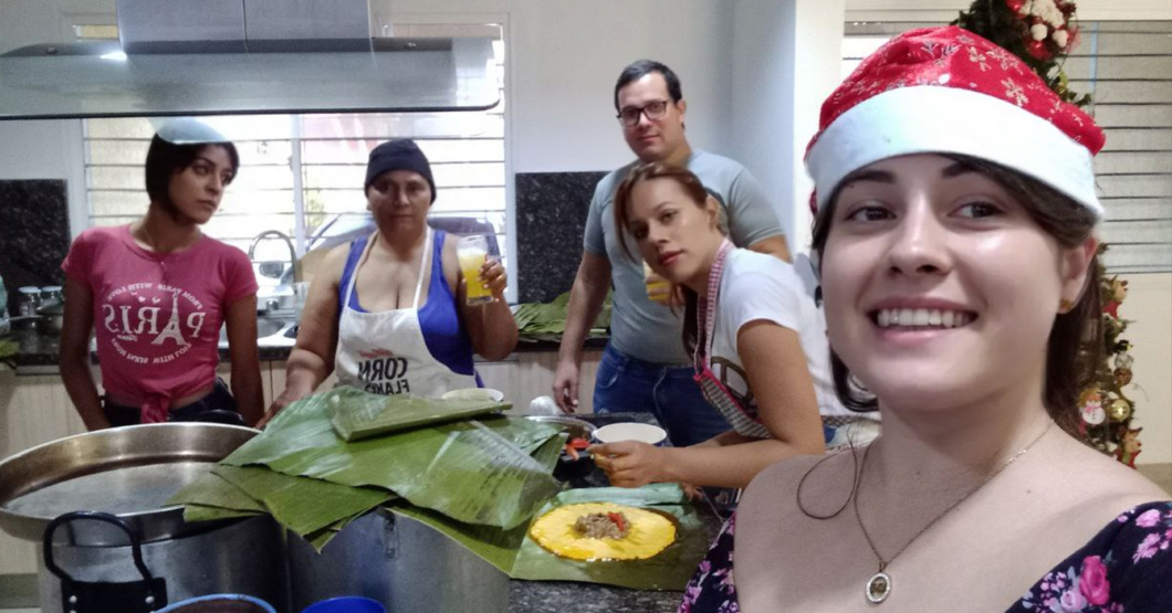 Familia se reúne para hacer una (1) hallaca