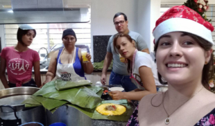 Familia se reúne para hacer una (1) hallaca