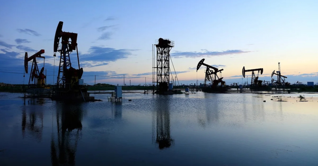 Venezolanos indecisos sobre si el petróleo es de Rusia, China, Irán, Maduro o EE.UU