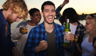 Ingeniero del grupo hace cálculo diferencial algorítmico y concluye que comprando Black & White beben todos sabroso