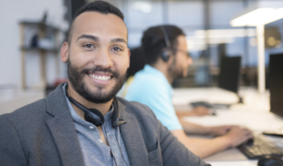 Venezolano agradece haber migrado con título universitario porque sino estaría trabajando en un call center peor que el call center donde trabaja