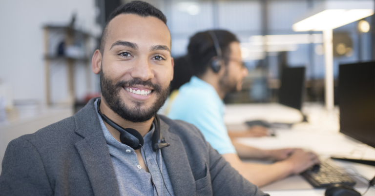 Venezolano agradece haber migrado con título universitario porque sino estaría trabajando en un call center peor que el call center donde trabaja