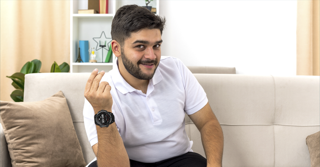 Joven que no hace ejercicio se compra reloj de Cubitt<br>para al menos verse fitness