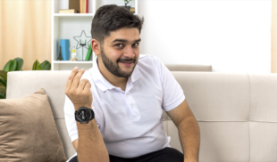 Joven que no hace ejercicio se compra reloj de Cubitt<br>para al menos verse fitness