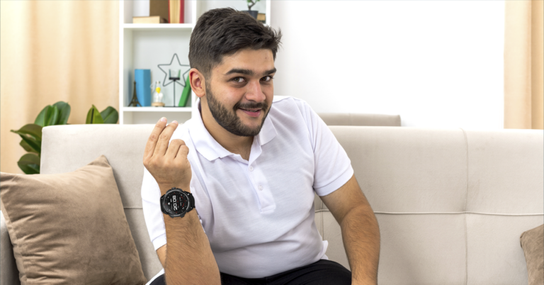 Joven que no hace ejercicio se compra reloj de Cubitt<br>para al menos verse fitness