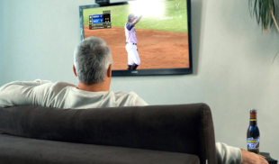 Señor que nunca ha hecho deporte le grita al televisor para enseñarle a bateador cómo es que se batea