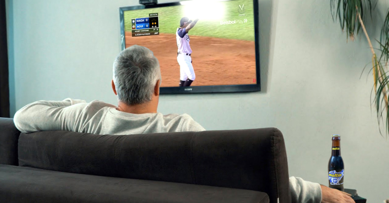 Señor que nunca ha hecho deporte le grita al televisor para enseñarle a bateador cómo es que se batea