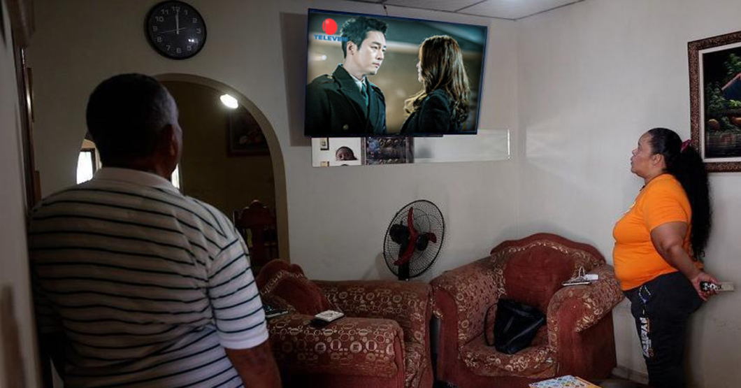 Familia se informa minuto a minuto de la situación del país sintonizando novela coreana en Televen