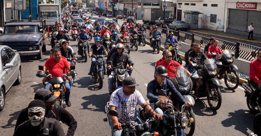 Calles de Caracas amanecen en total normalidad y repletas de colectivos armados como de costumbre