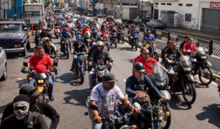 Calles de Caracas amanecen en total normalidad y repletas de colectivos armados como de costumbre