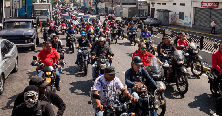 Calles de Caracas amanecen en total normalidad y repletas de colectivos armados como de costumbre