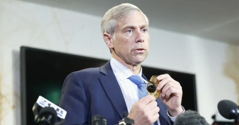 Abogados de Maduro exigen que le permitan usar su Rolex de soporte emocional